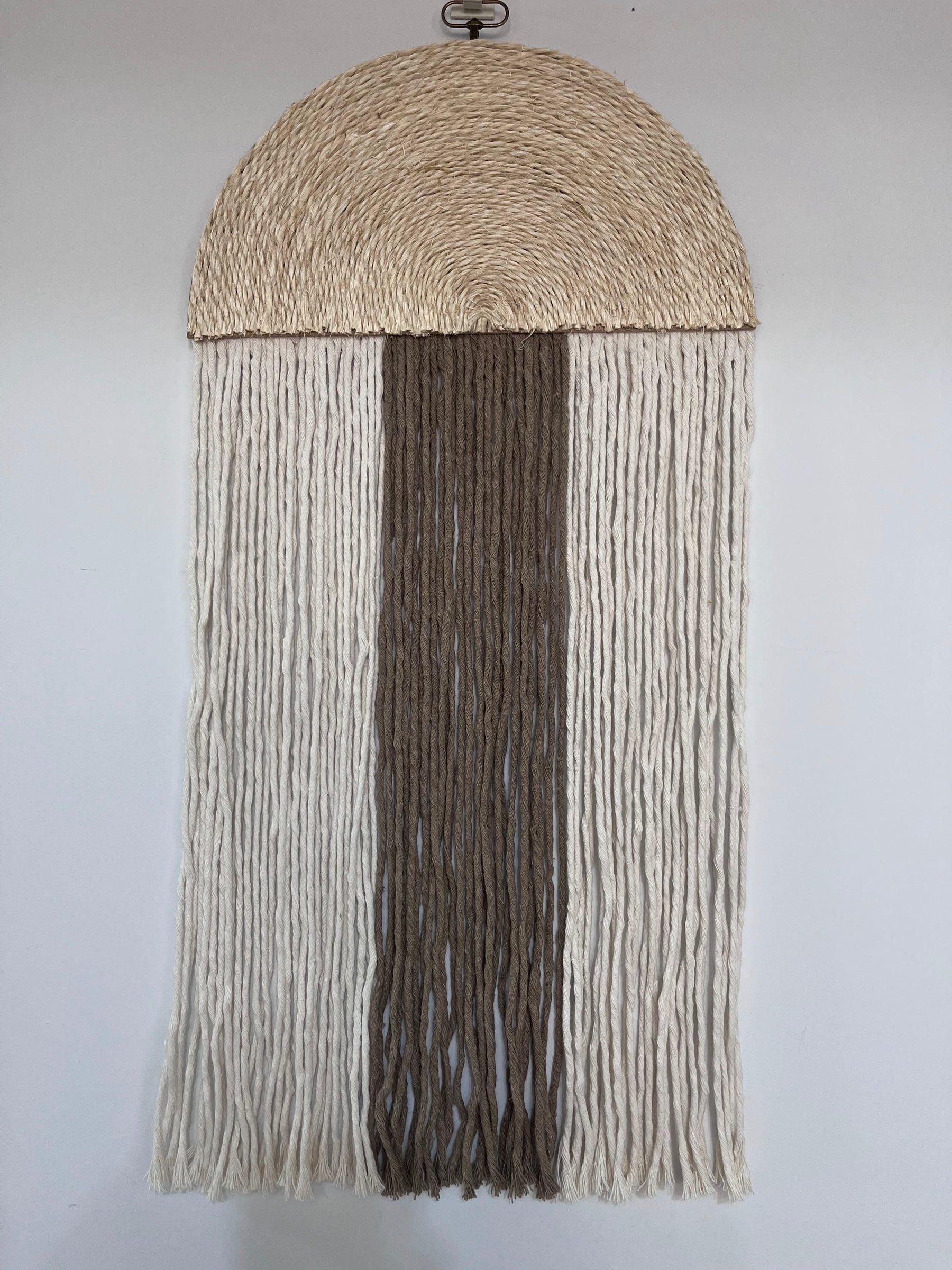 Macramê Meia Lua Cru e Marrom Médio - 30cm x 60cm
