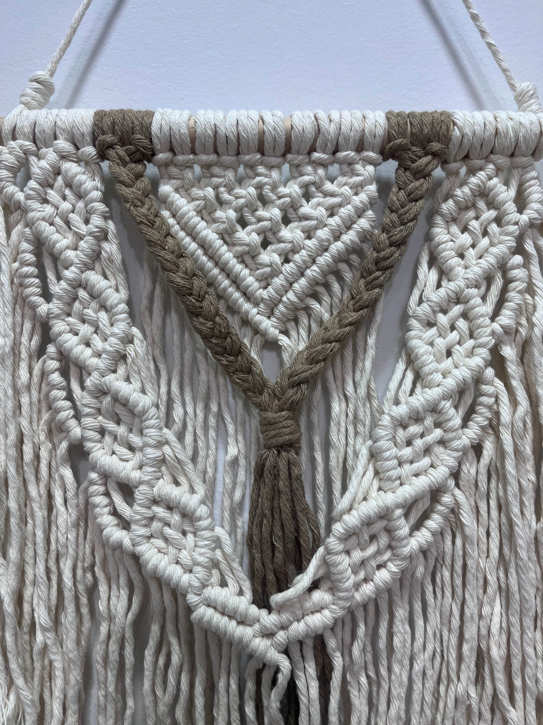 Macramê Decorativo Marrom e Cru - 55cm x 70cm