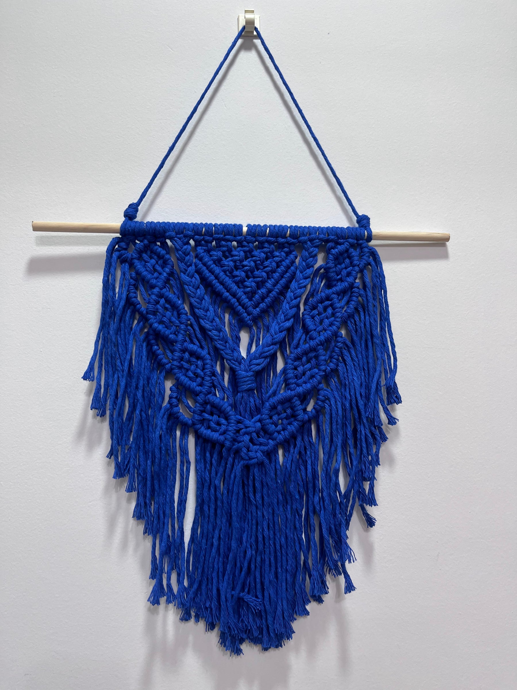 Macramê Painel Azul Royal Triângulo - 63 cm x 42cm