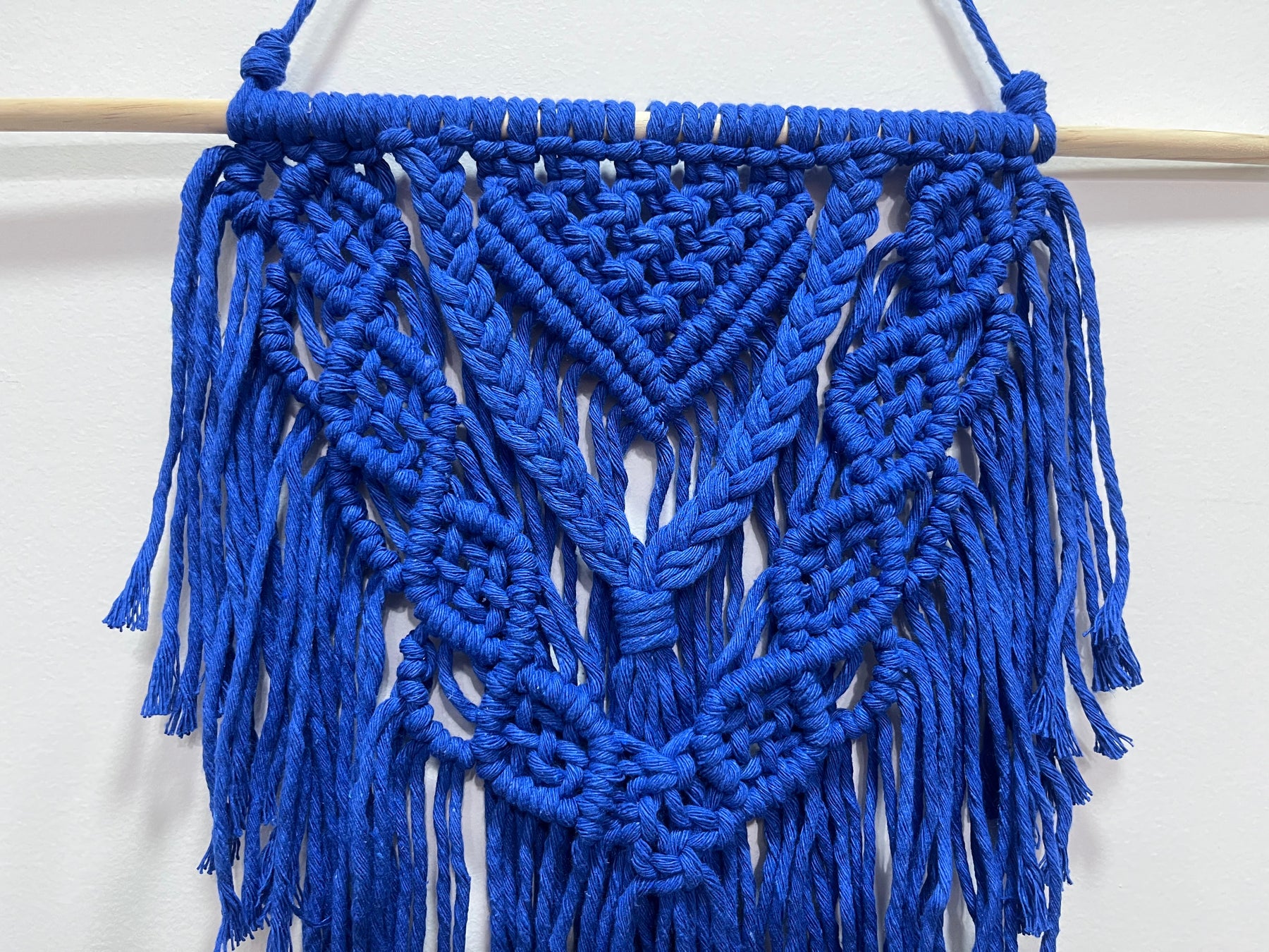 Macramê Painel Azul Royal Triângulo - 63 cm x 42cm