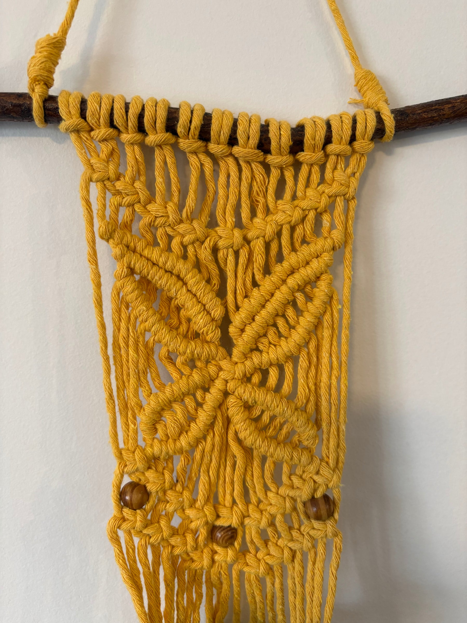Macramê Porta Vaso Painel Amarelo com Detalhes em Madeira - 74cm x 32,5cm