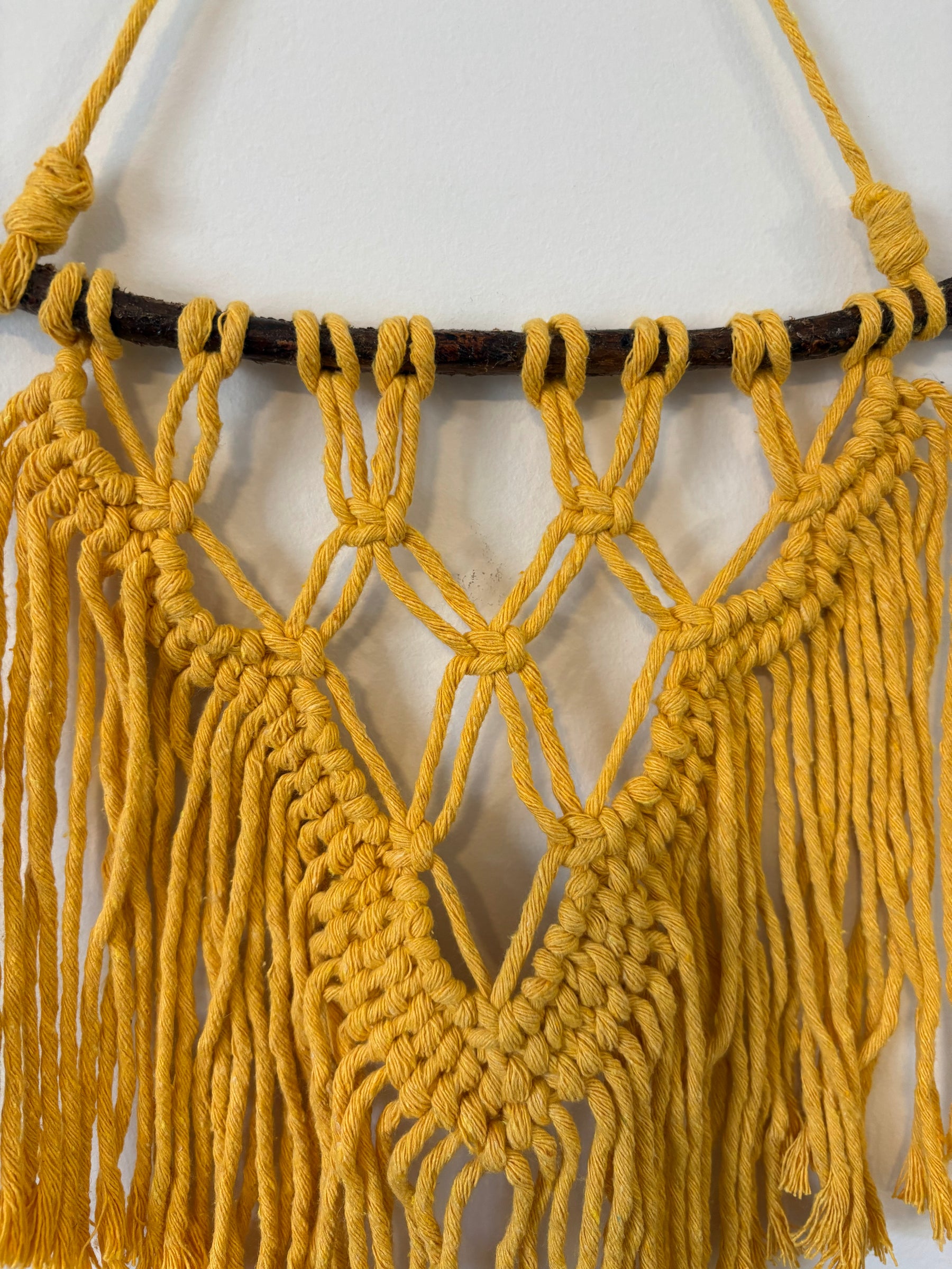 Macramê Painel Amarelo Rústico - 54cm x 37cm