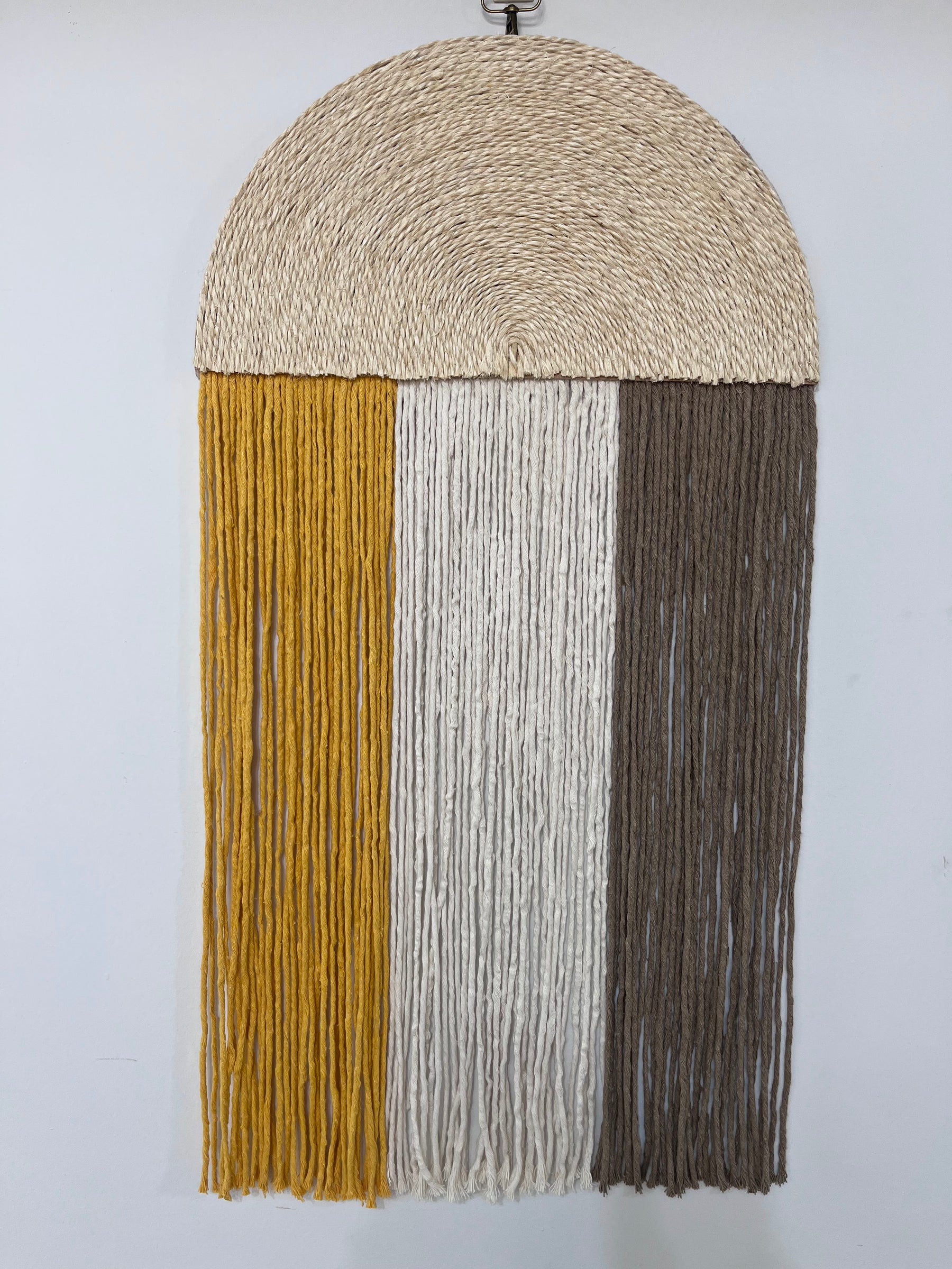 Macramê Painel Meia Lua Amarelo e Marrom Médio - 38cm x 72cm