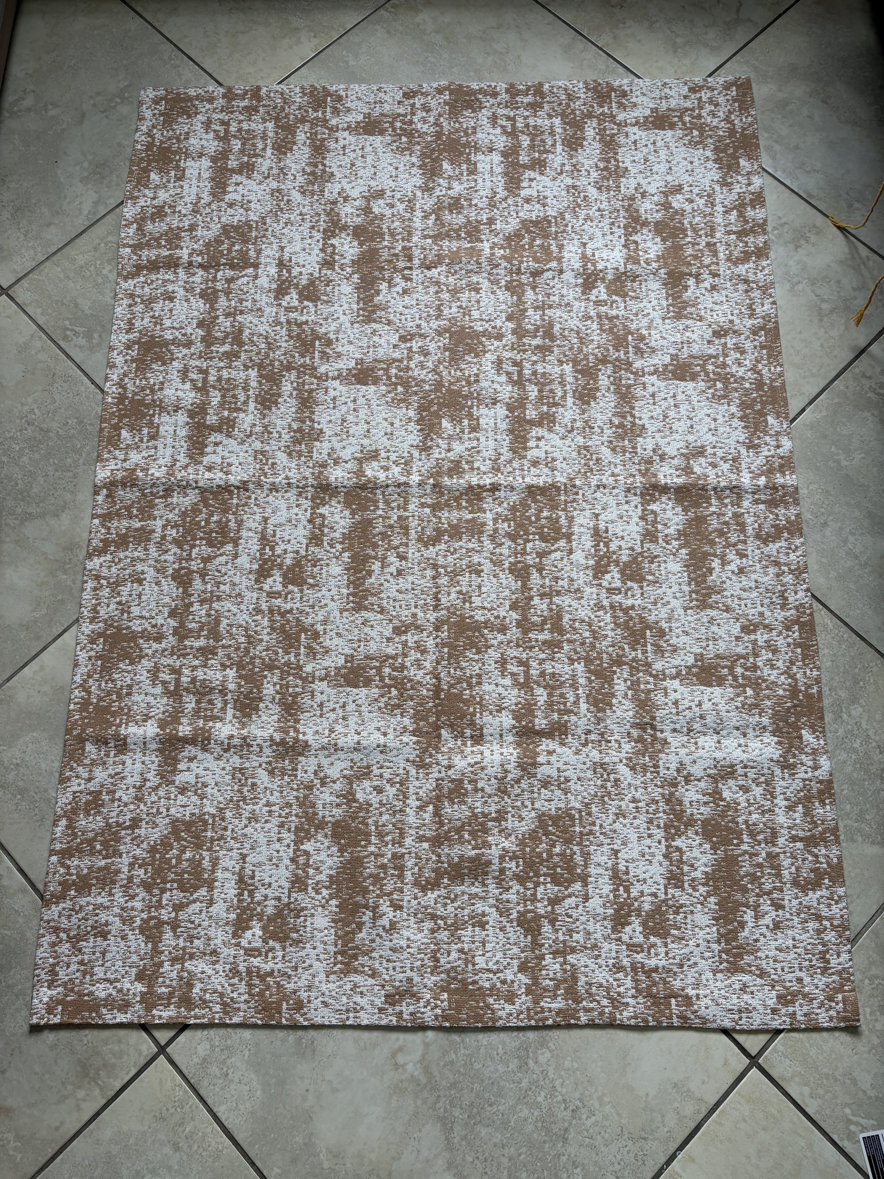 Beira de Cama Carara Bege e Branco - 1,48m x 1m