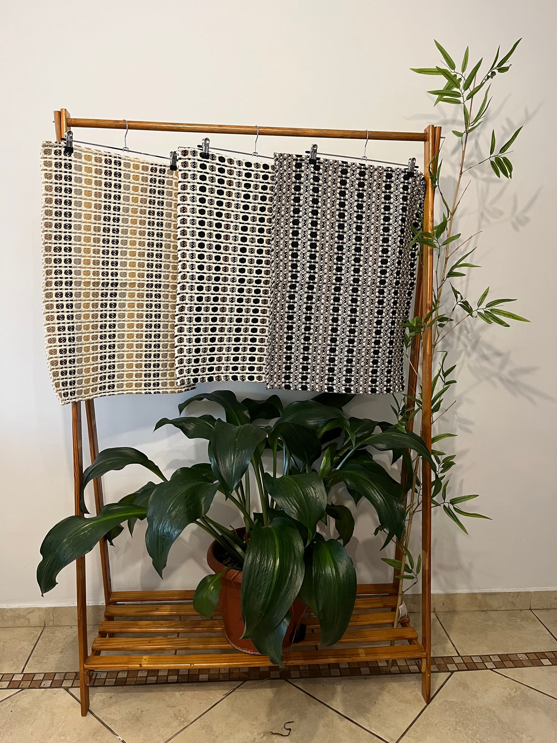 Tapete Individual Indiano Cinza, Preto e Mostarda - 48 cm x 70 cm