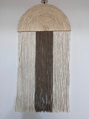 Macramê Meia Lua Cru e Marrom Médio - 30cm x 60cm