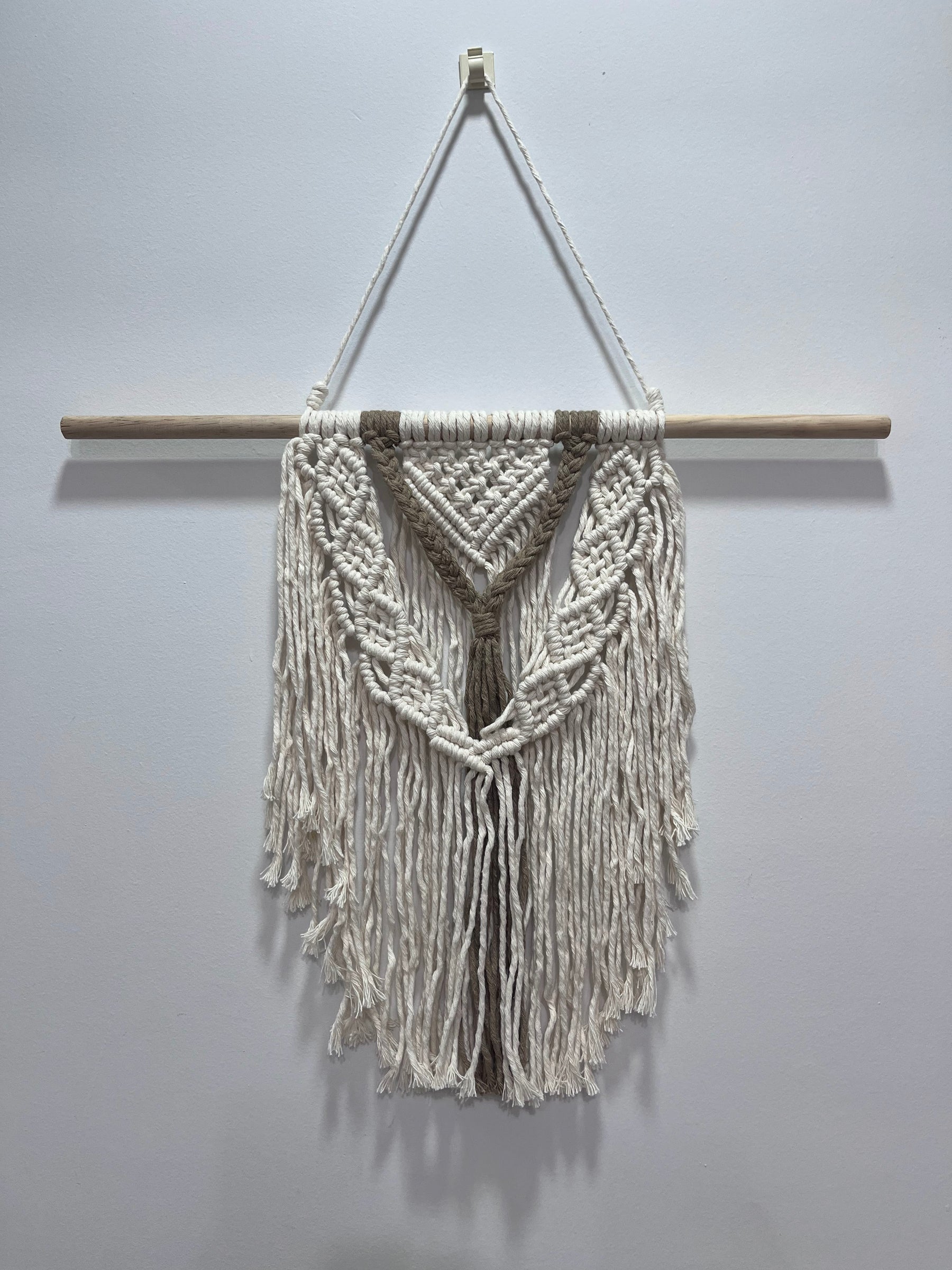 Macramê Decorativo Marrom e Cru - 55cm x 70cm