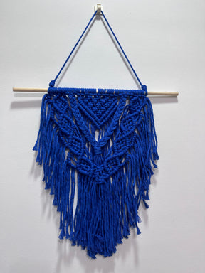 Macramê Painel Azul Royal Triângulo - 63 cm x 42cm