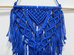 Macramê Painel Azul Royal Triângulo - 63 cm x 42cm