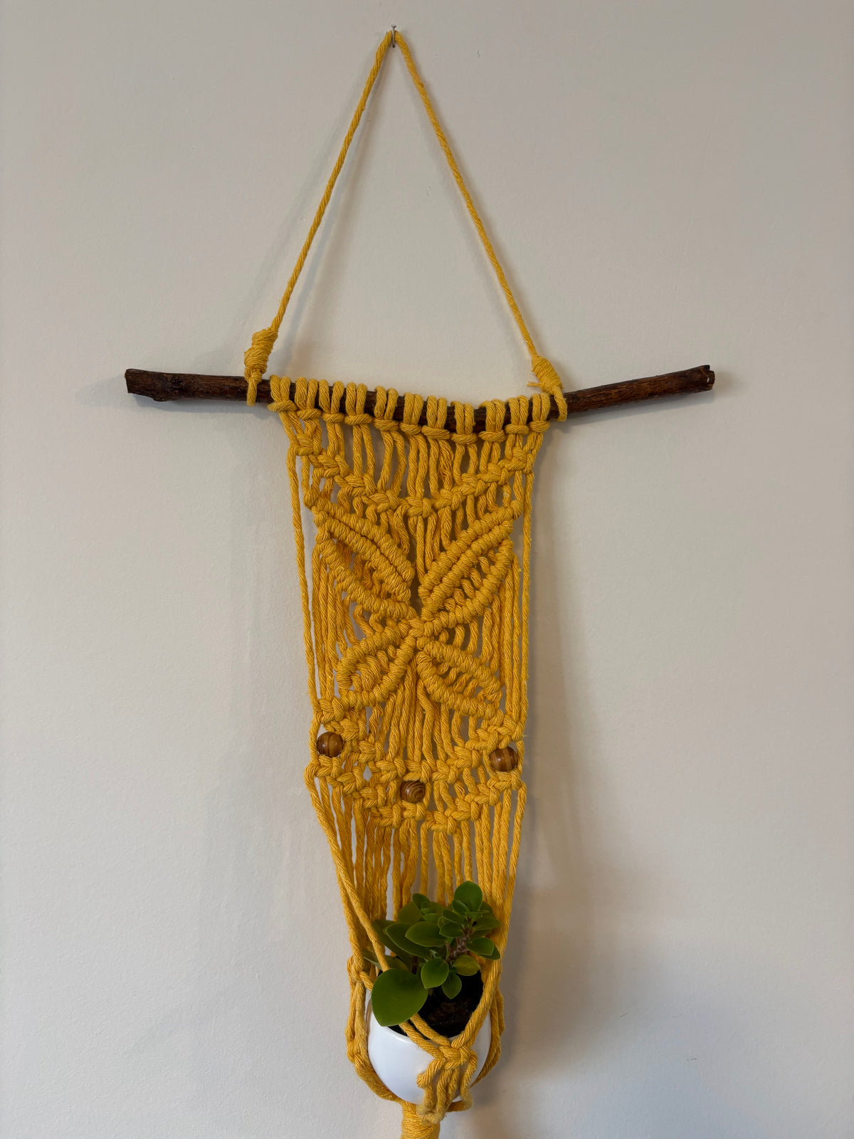 Macramê Porta Vaso Painel Amarelo com Detalhes em Madeira - 74cm x 32,5cm