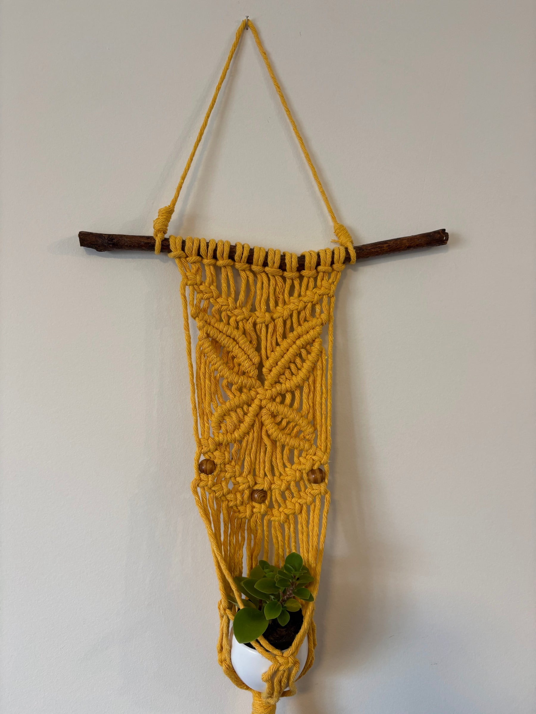 Macramê Porta Vaso Painel Amarelo com Detalhes em Madeira - 74cm x 32,5cm