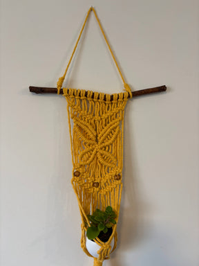 Macramê Porta Vaso Painel Amarelo com Detalhes em Madeira - 74cm x 32,5cm