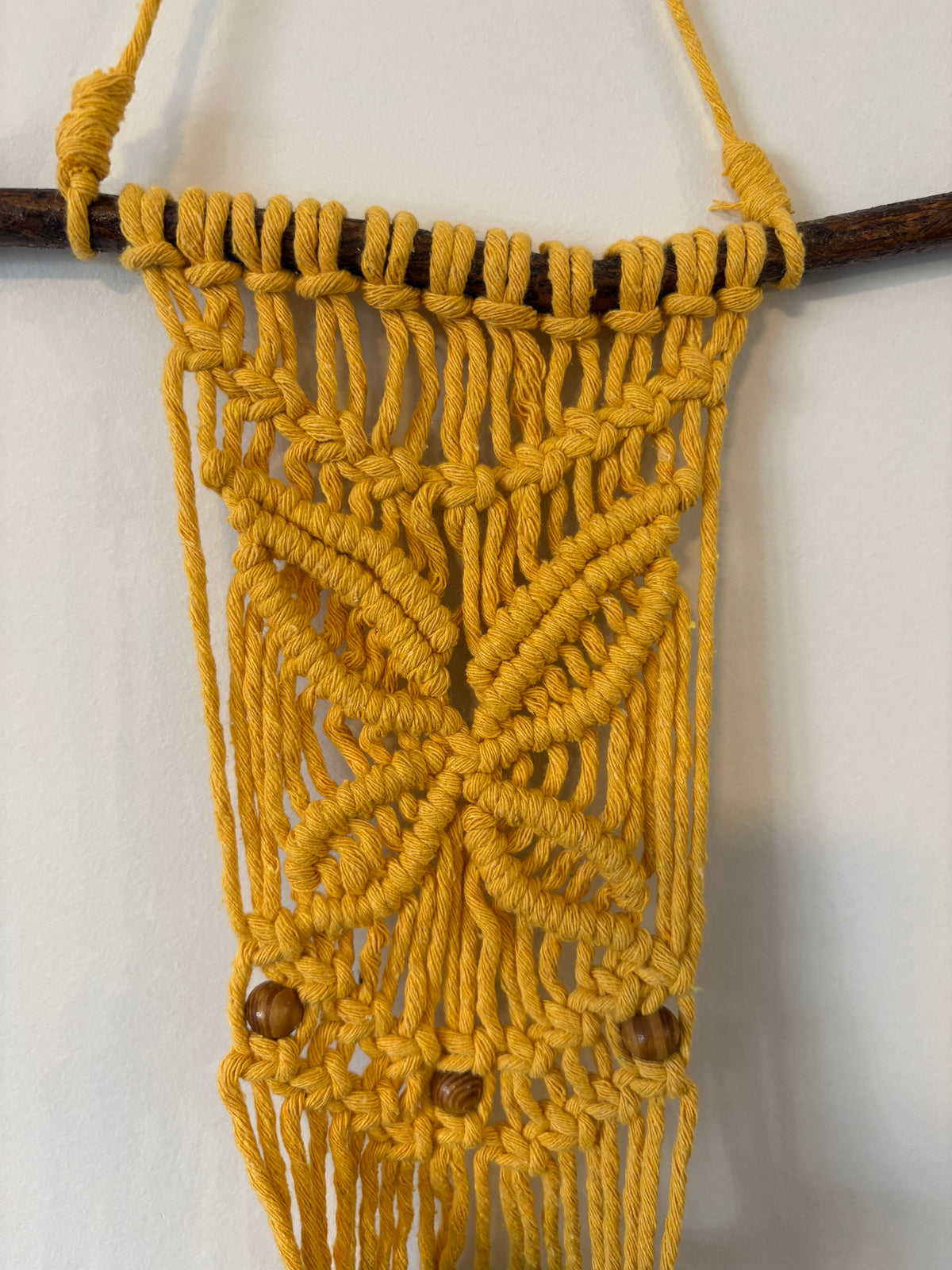 Macramê Porta Vaso Painel Amarelo com Detalhes em Madeira - 74cm x 32,5cm