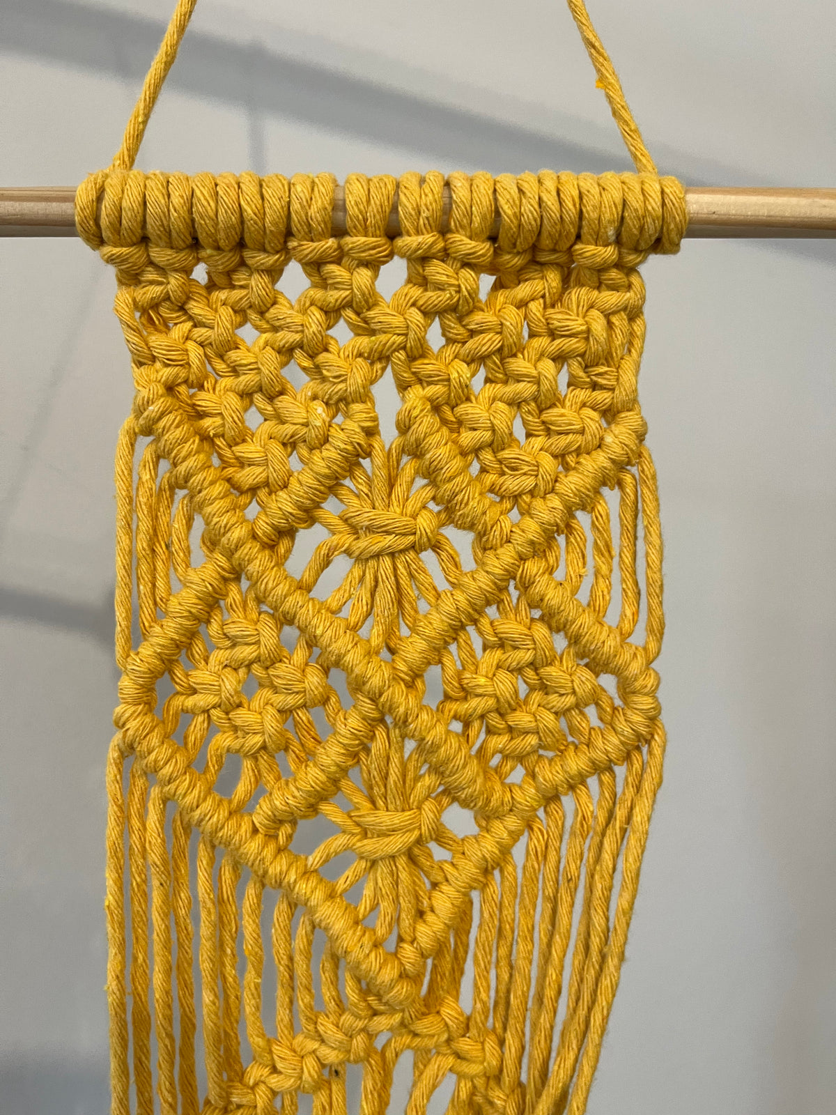Macramê Porta Vaso Painel Amarelo - 68cm x 31cm