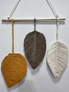 Macramê Painel de Folhas Amarelo, Marrom e Cru - 37cm x 65cm