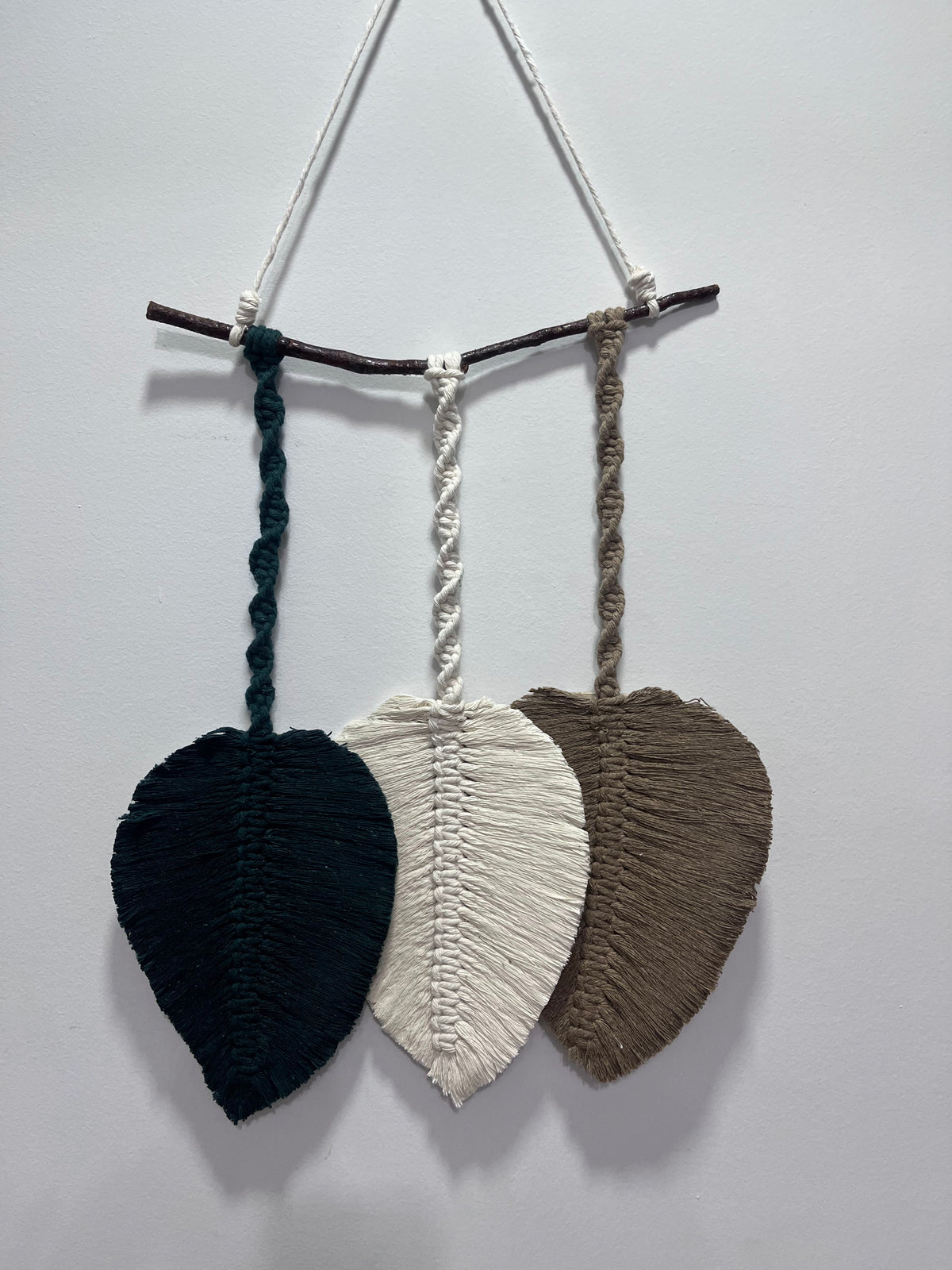 Macramê Painel de Folhas Verde, Marrom e Cru - 33cm x 68cm