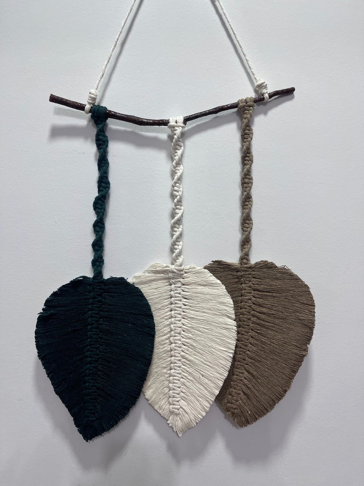 Macramê Painel de Folhas Verde, Marrom e Cru - 33cm x 68cm