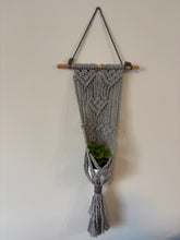 Macramê Porta Vaso Triângulos Cinza - 23,5cm x 68cm