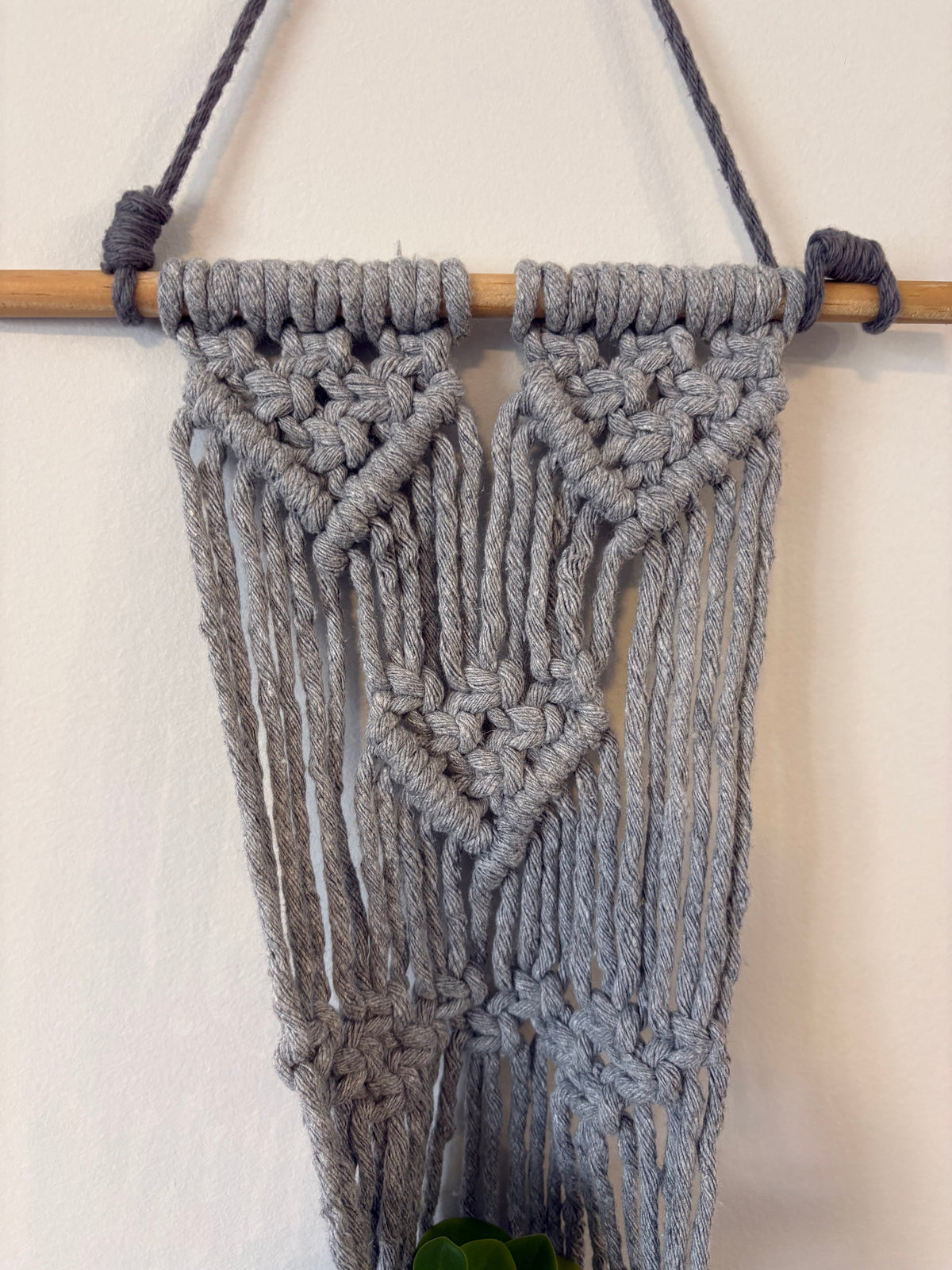 Macramê Porta Vaso Triângulos Cinza - 23,5cm x 68cm