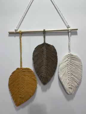 Macramê Painel de Folhas Amarelo, Marrom e Cru - 37cm x 65cm