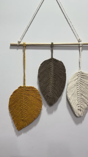 Macramê Painel de Folhas Amarelo, Marrom e Cru - 37cm x 65cm